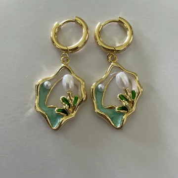 Mery El's earrings